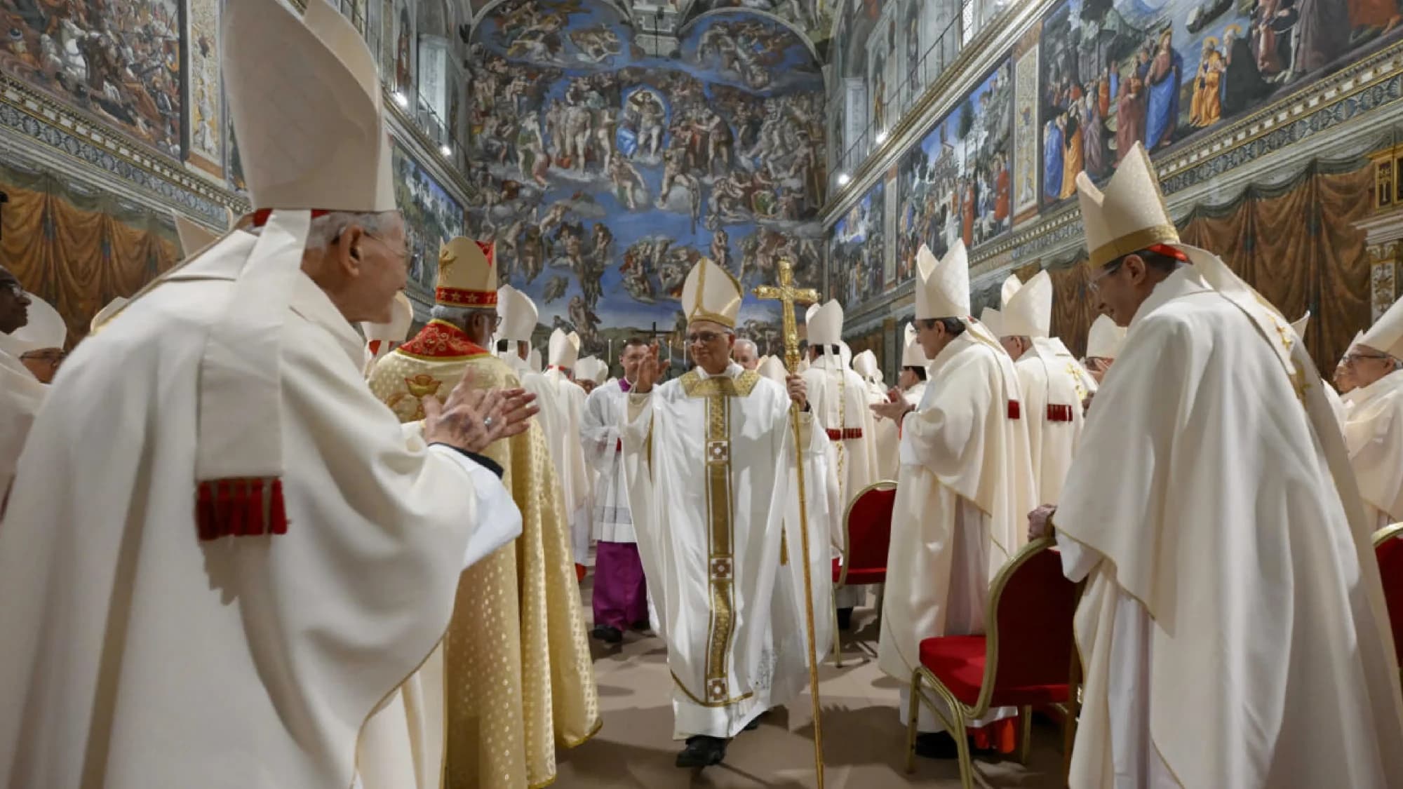 El Papa León XIV entre cardenales durante una celebración en la Capilla Sixtina