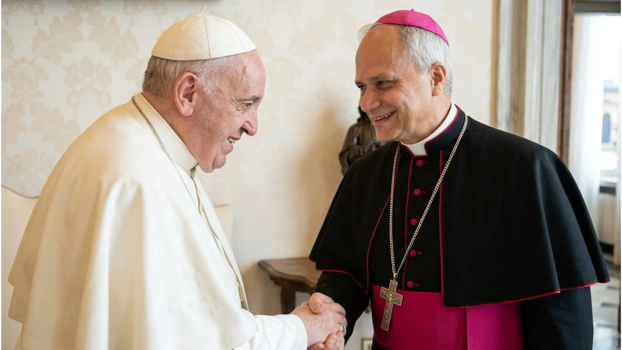 El papa Francisco estrecha la mano de monseñor Robert Prevost en el Vaticano