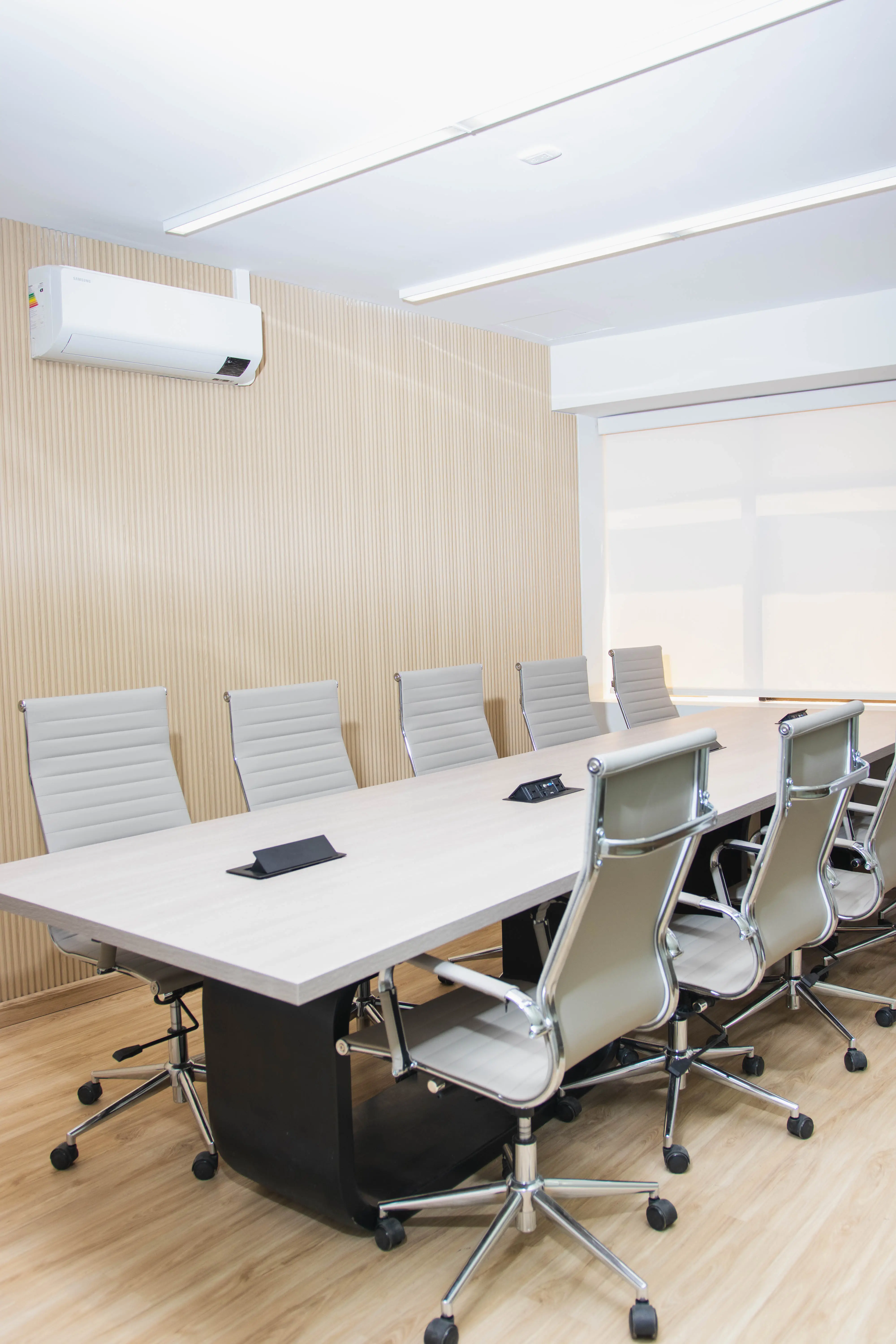 Sala de reuniones de Nexus Cowork con smart TV y pared pizarra.