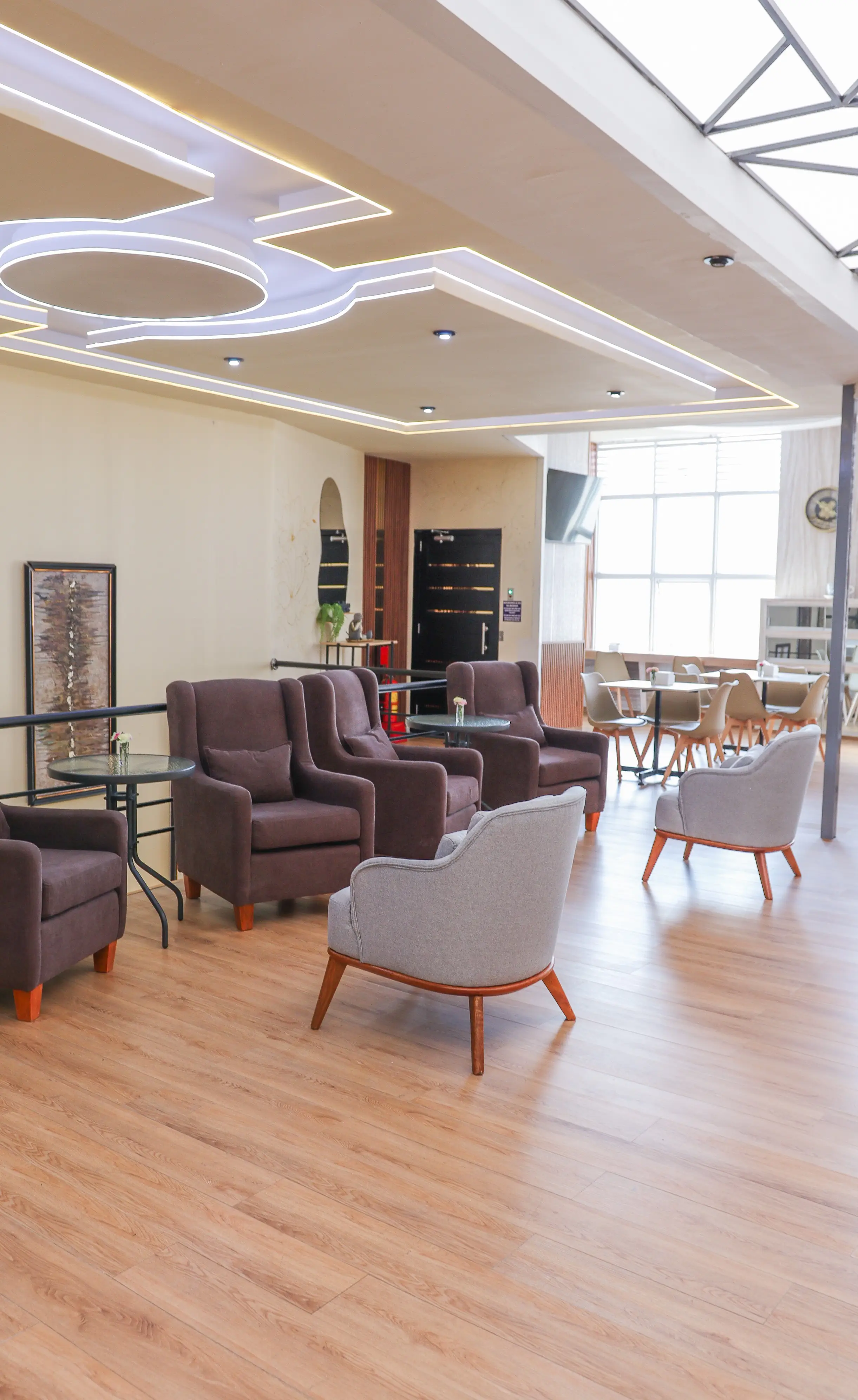 Habitación amplia con dos camas y zona de estudio en Zentra Plaza