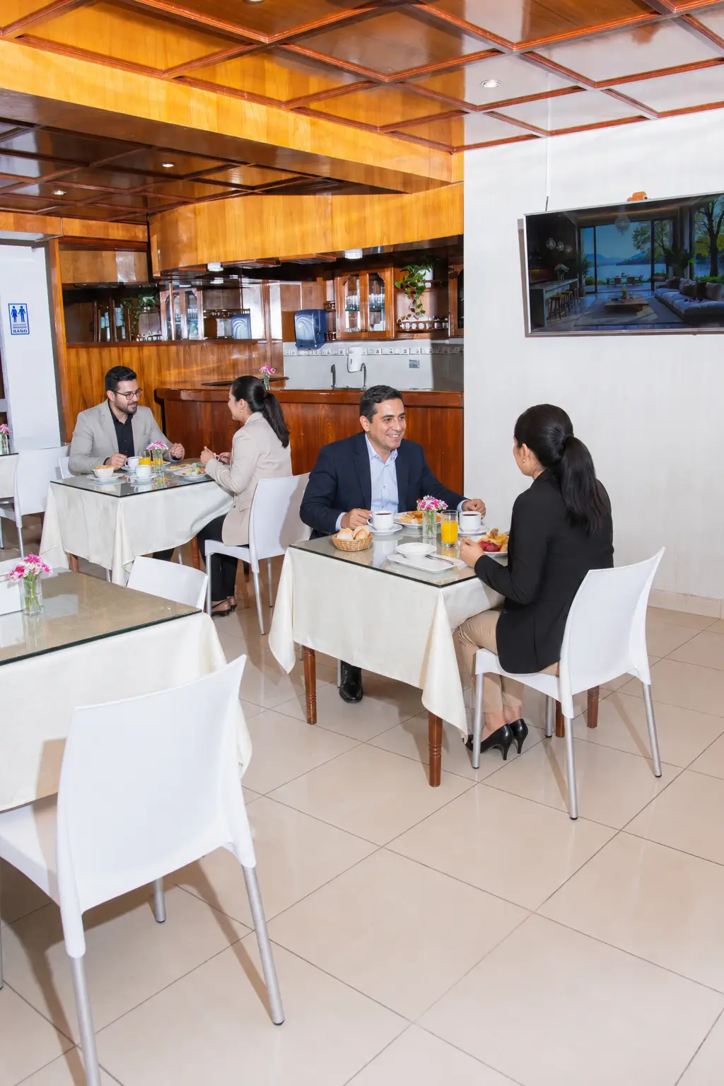 Sala de comedor y coworking.