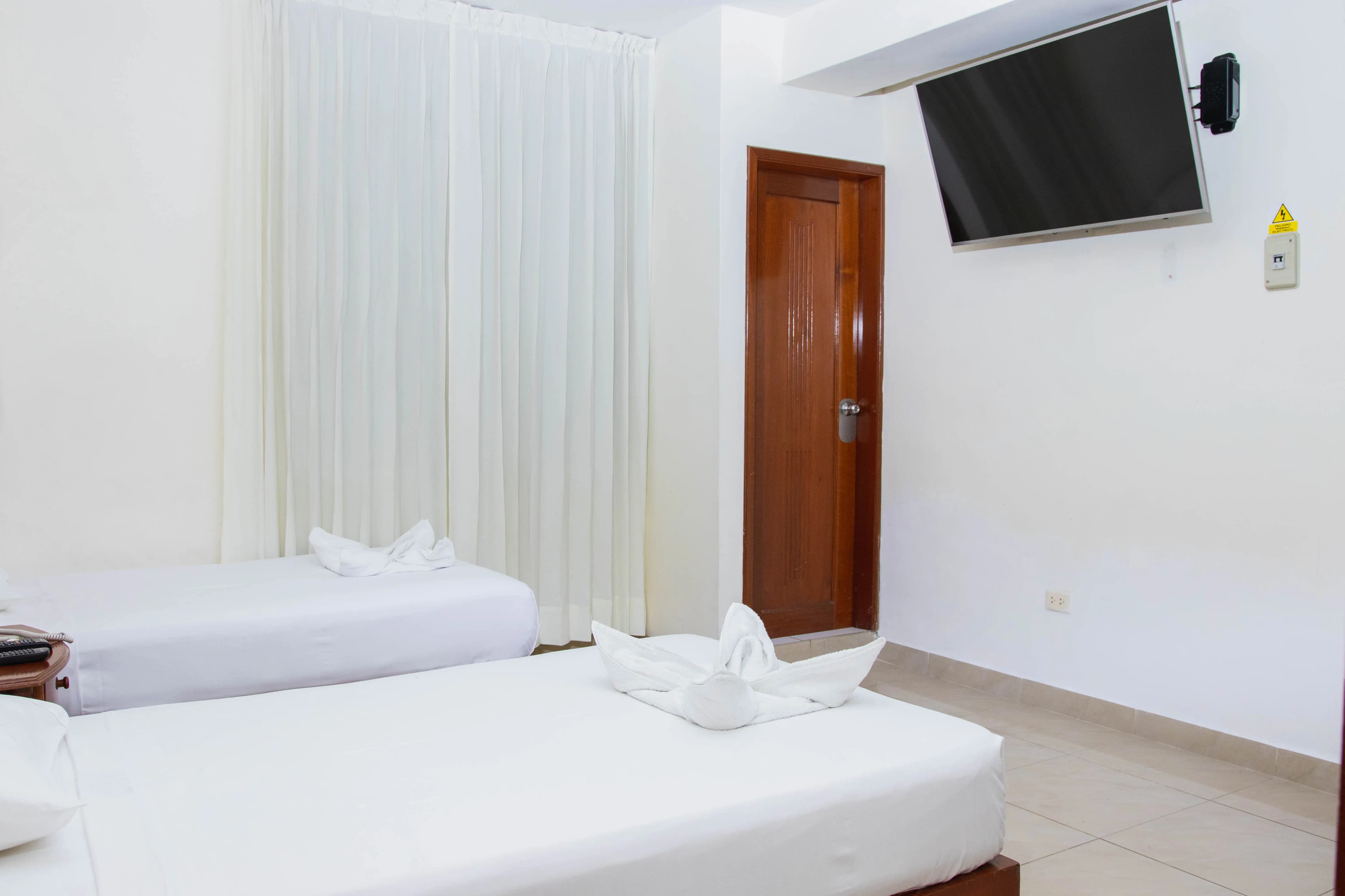 Habitación doble con dos camas y luz natural en Zentra San José