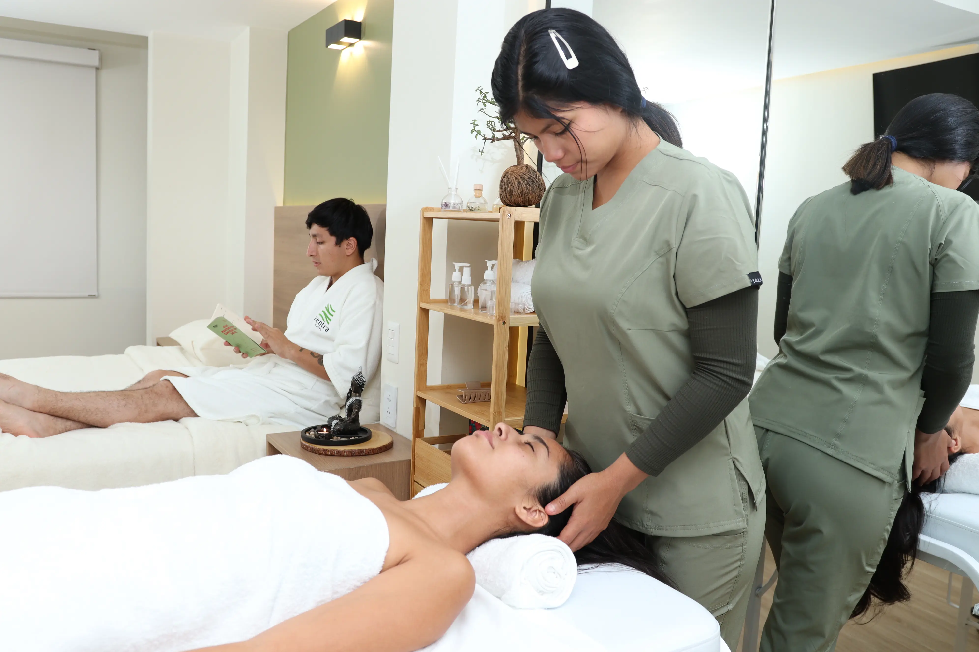 Sesión de masaje con velas y aromaterapia en la suite Zen Deluxe